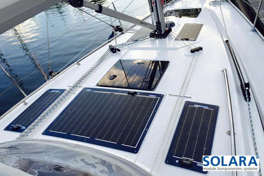 Meerdere Solara zonnepanelen op de boot