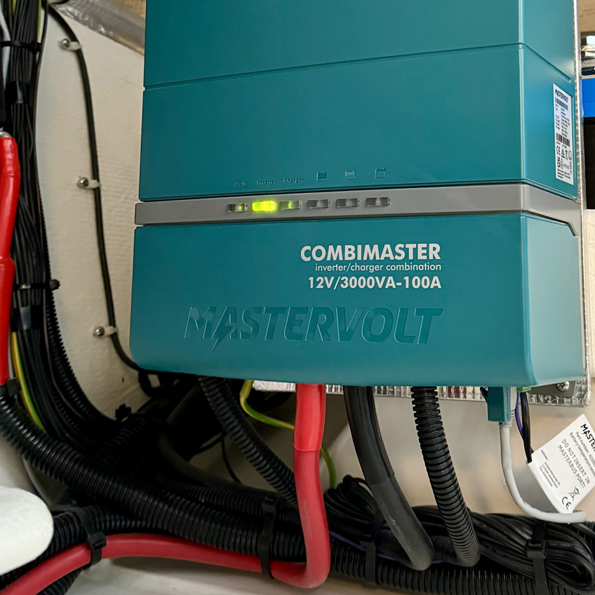 Acculader/230 volt omvormer voor de boot. Het comfort van thuis aan boord!